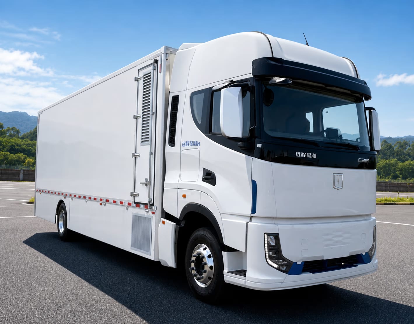 Geely methanol hydrogen fuel cell box truck front-side outdoor view